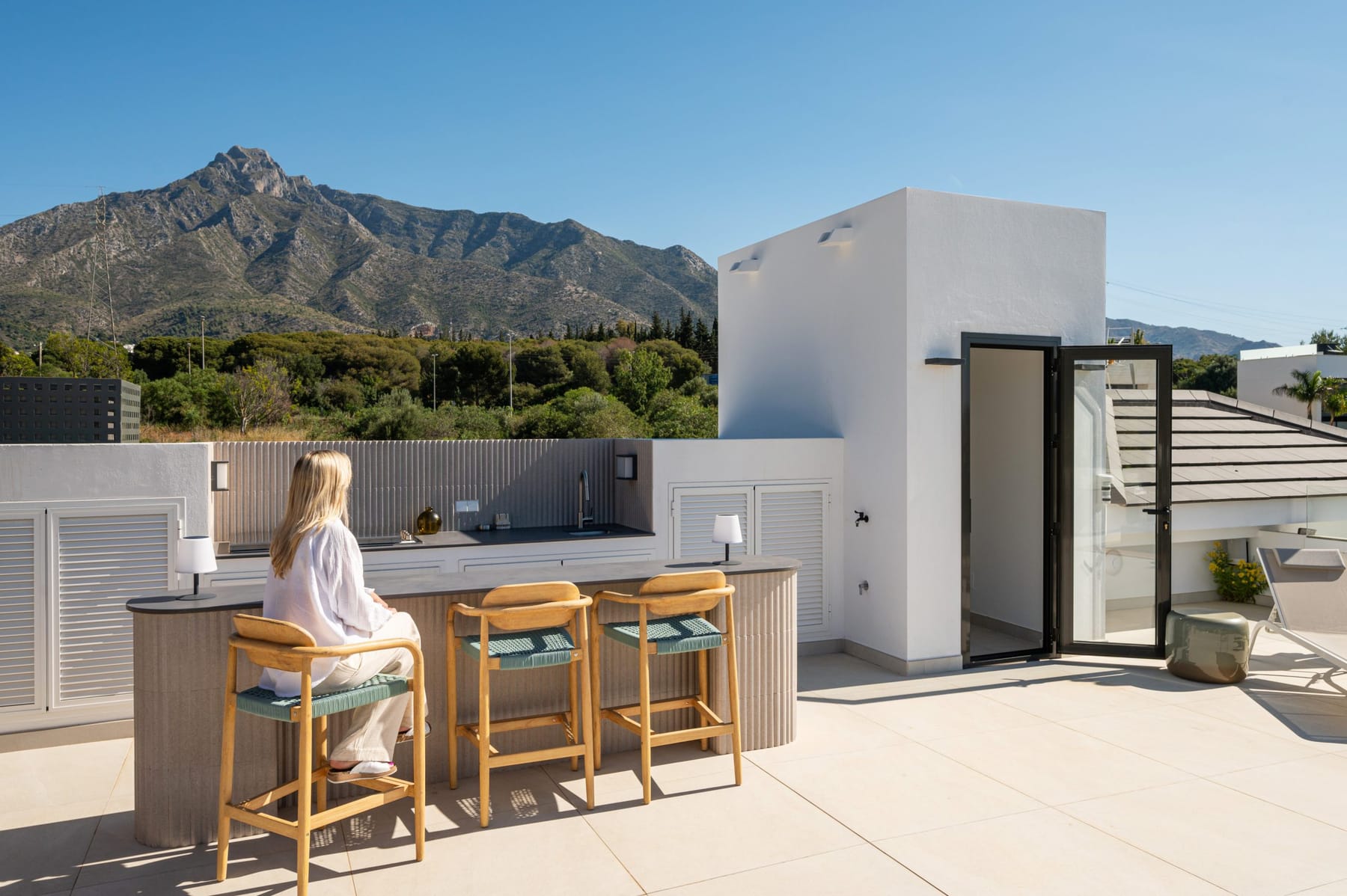 Aritco HomeLift S5 seen from outside the home