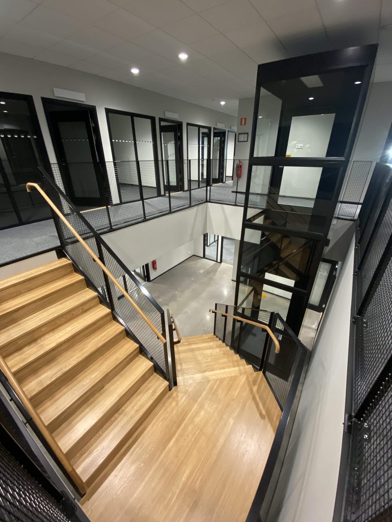 ILS 05K platform lift in a commercial atrium