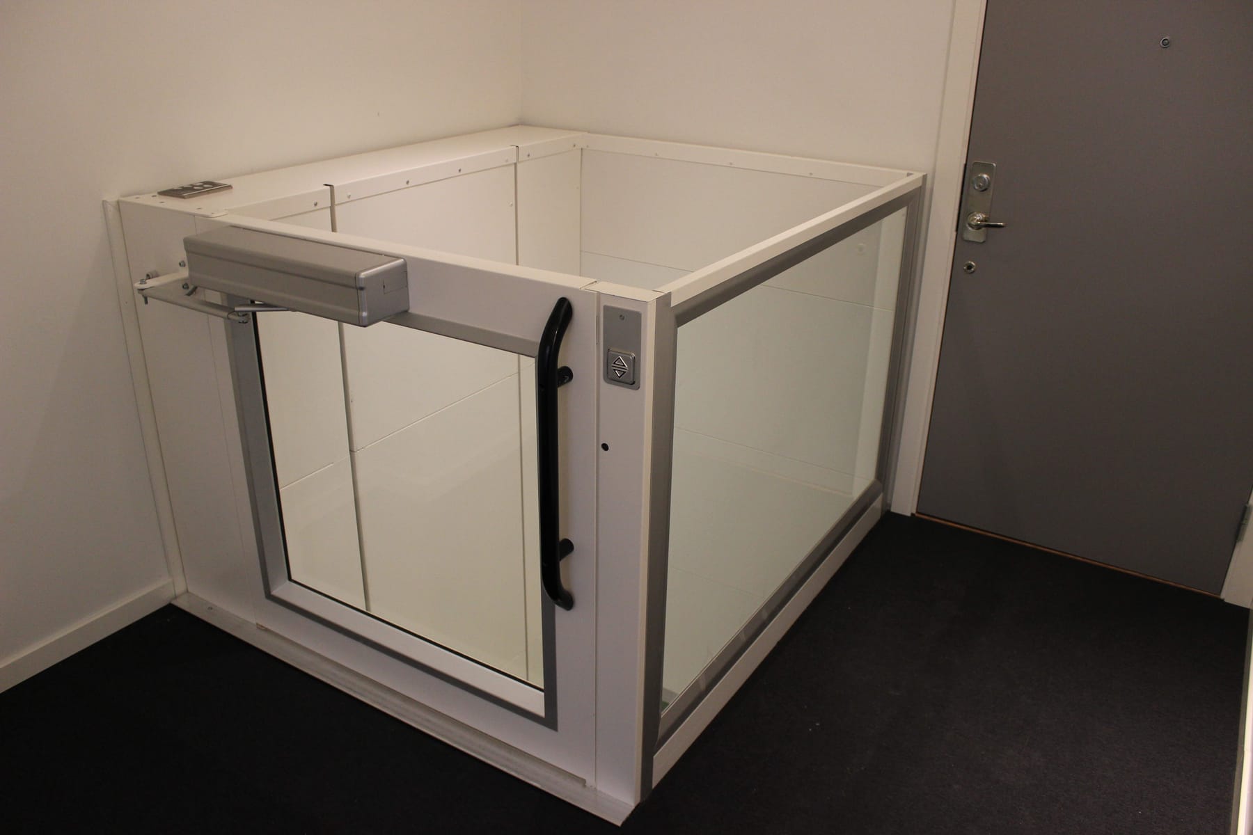 ILS 05K open platform with glass gate
