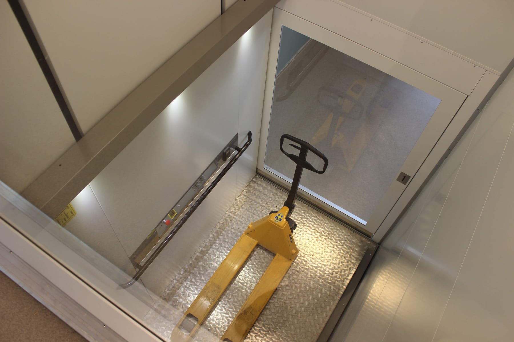 ILS 1K platform lift loaded with a pallet truck